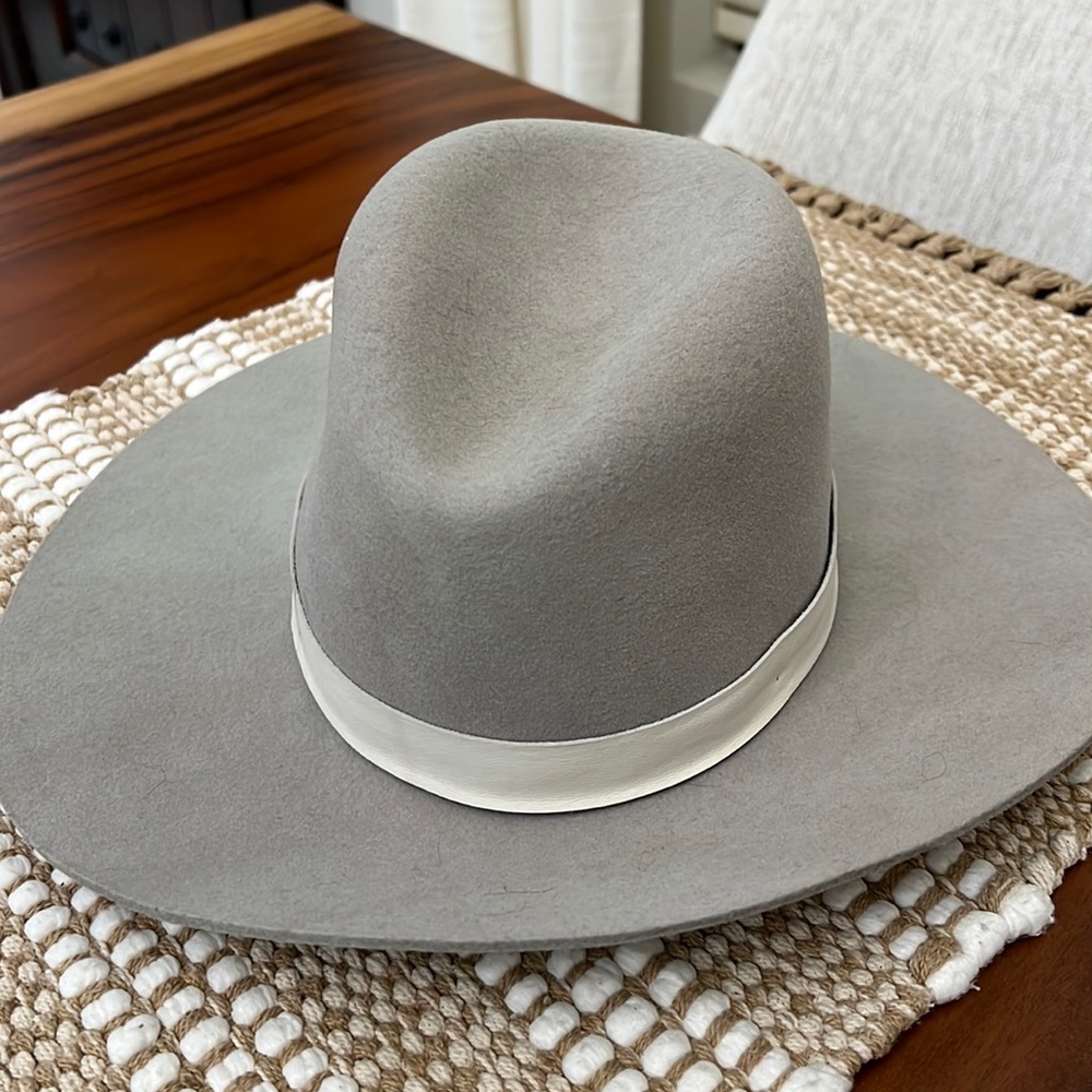 Janessa Leone like new wool hat